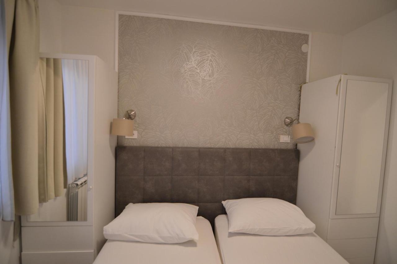 Apartments By The Sea Starigrad, Paklenica - 16421 Extérieur photo