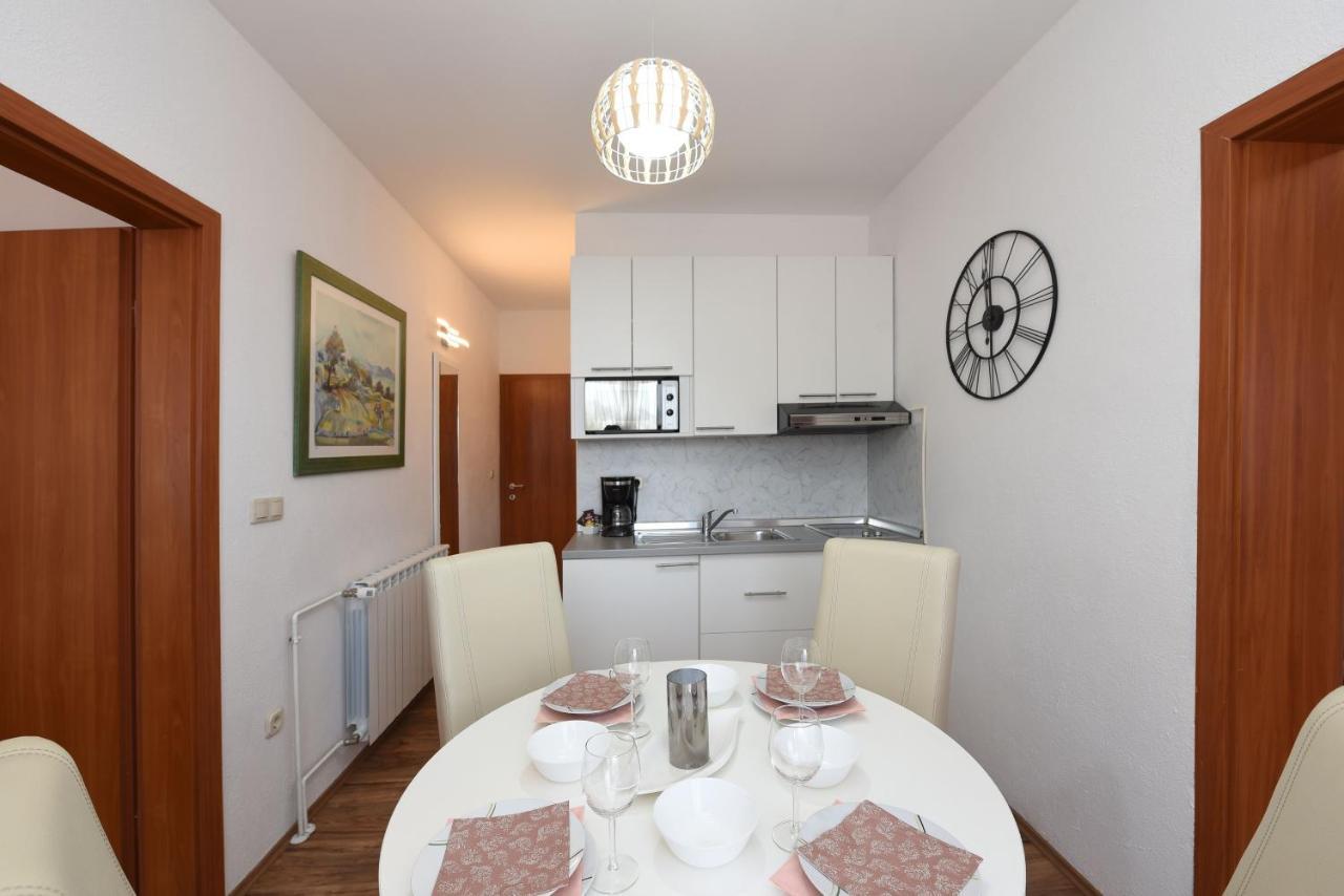 Apartments By The Sea Starigrad, Paklenica - 16421 Extérieur photo