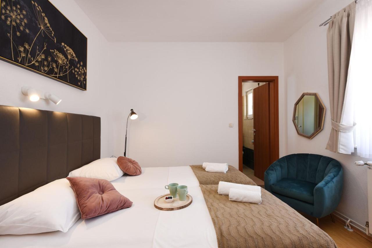 Apartments By The Sea Starigrad, Paklenica - 16421 Extérieur photo