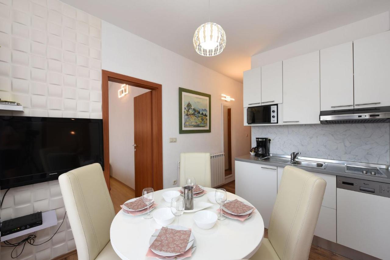 Apartments By The Sea Starigrad, Paklenica - 16421 Extérieur photo